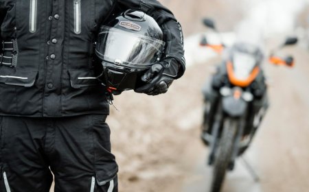 Waterproof vs. Non-Waterproof Women’s Leather Motorcycle Gloves: What’s Better?
