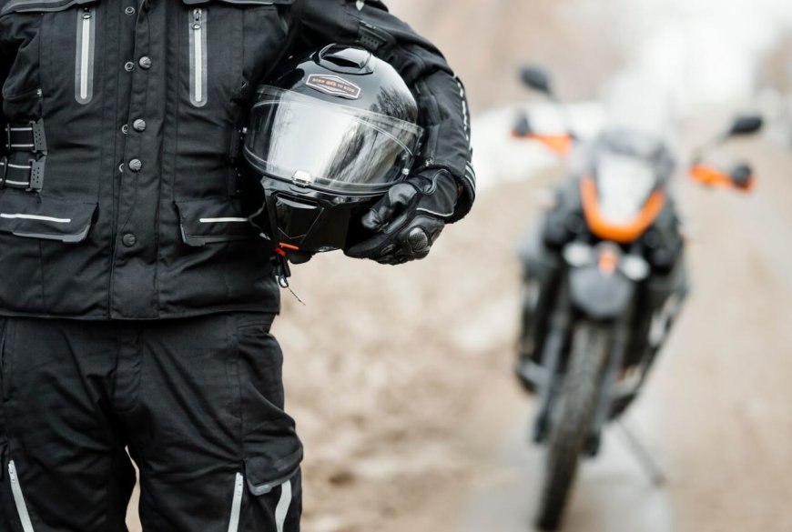 Waterproof vs. Non-Waterproof Women’s Leather Motorcycle Gloves: What’s Better?